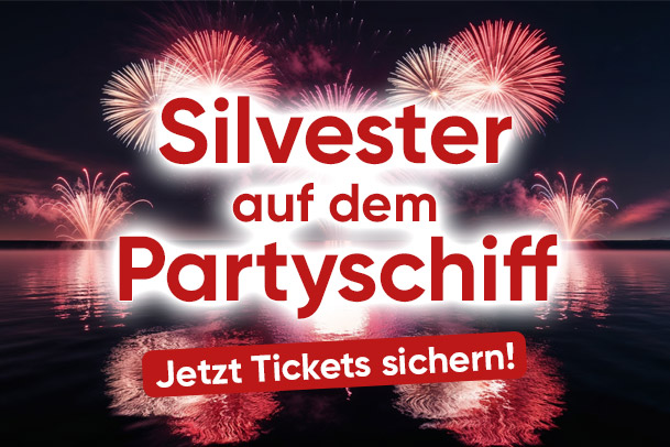 Feuerwerk über der Elbe während Silvester auf dem Partyschiff